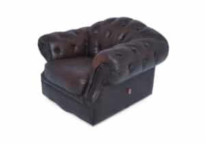 Alternative view of vintage Chesterfield fauteuil