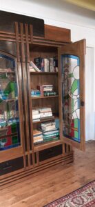 glas in lood wandkast Amsterdamse School